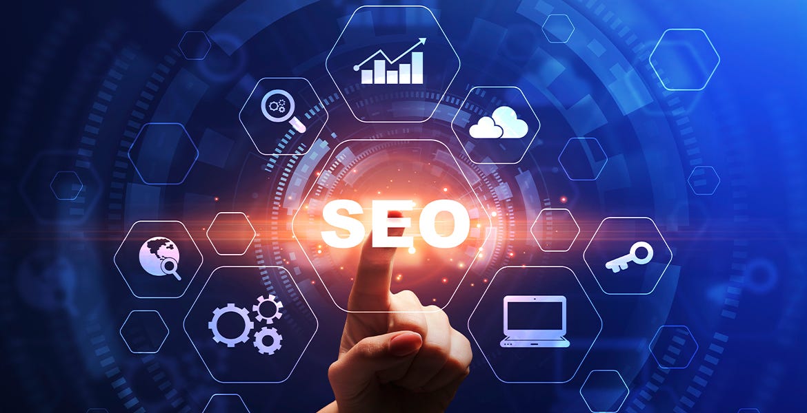 Bir kişinin parmağıyla "SEO" yazısına dokunduğu, etrafında dijital pazarlama ve internet ikonlarının yer aldığı, mavi arka planlı dijital arayüz.