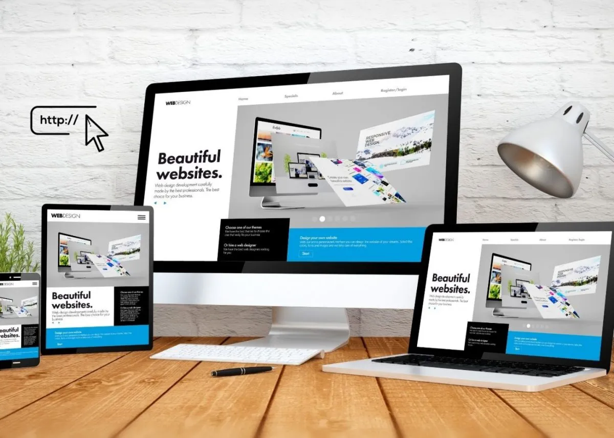 Masaüstü, dizüstü, tablet ve akıllı telefon ekranlarında responsive web tasarım örneği.
