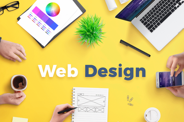 Kullanıcı dostu web sitesi tasarımı için renk, tipografi, mobil uyumluluk ve düzen planlaması çalışmaları yapılan masa düzeni.