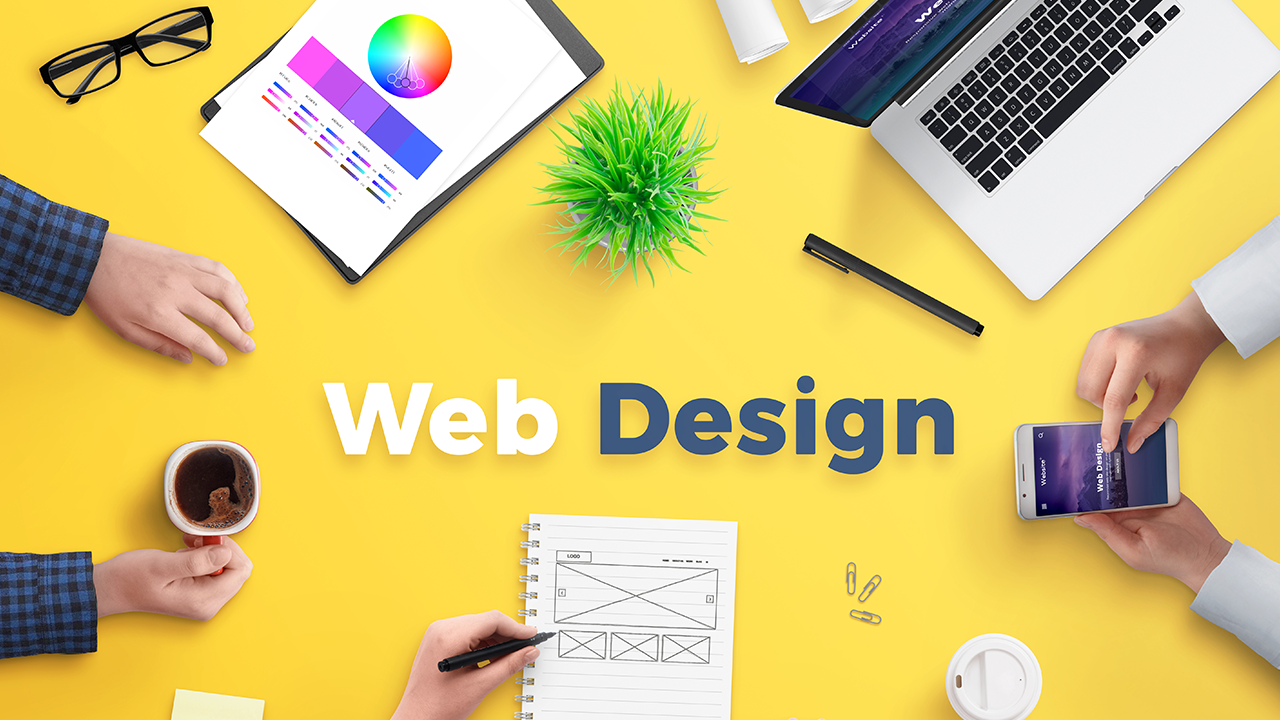 Kullanıcı dostu web sitesi tasarımı için renk, tipografi, mobil uyumluluk ve düzen planlaması çalışmaları yapılan masa düzeni.